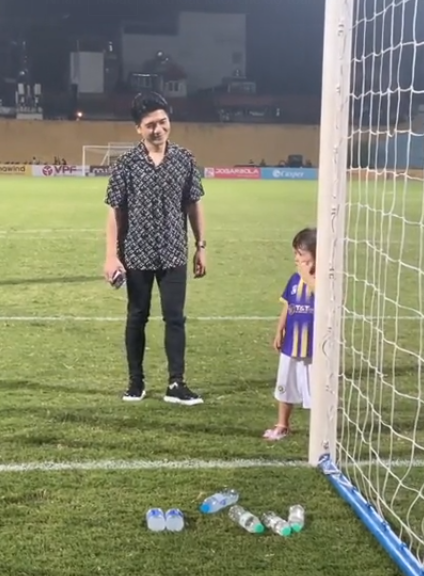 Ánh mắt ngọt ngào, đầy yêu thương của Quang Vinh dành cho con gái lập tức gây chú ý. Cư dân mạng còn đùa rằng anh đúng kiểu "“3 phần bất lực, 7 phần cưng chiều” dành cho con gái. Ảnh cắt ra từ clip