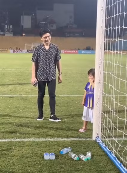 Ánh mắt ngọt ngào, đầy yêu thương của Quang Vinh dành cho con gái lập tức gây chú ý. Cư dân mạng còn đùa rằng anh đúng kiểu "“3 phần bất lực, 7 phần cưng chiều” dành cho con gái. Ảnh cắt ra từ clip