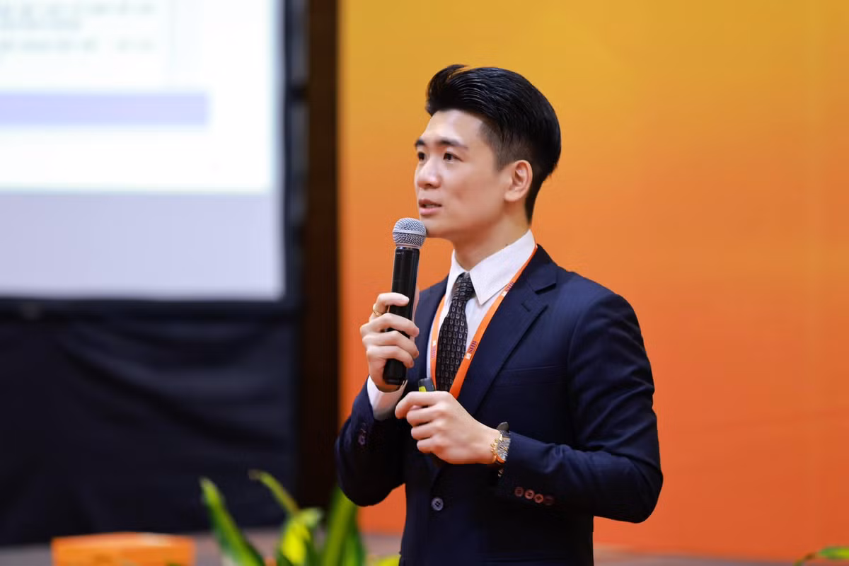 Trên trang cá nhân, ngoài hình ảnh về công việc con trai cả của bầu Hiển còn dành khá khá "đất" để khoe cặp song sinh tên Thỏ và Gấu.