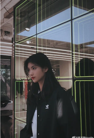 Được biết, VĐV điền kinh Hạ Tư Ngưng sinh ngày 15/08/2003, năm nay cô vừa tròn 20 tuổi và là thành viên của đội điền kinh Thiệu Dương, tỉnh Hồ Nam, Trung Quốc.