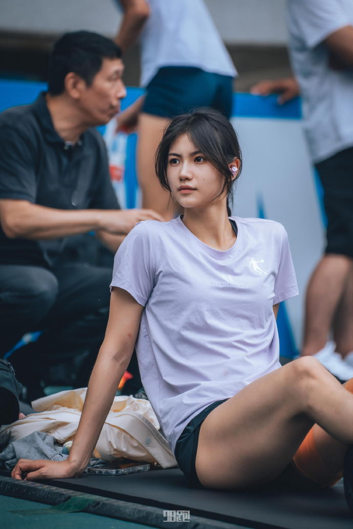 Hạ Tư Ngưng còn được nhiều người nhận xét rằng có nhiều nét tương đồng với nữ diễn viên nổi tiếng Hong Kong (Trung Quốc) Trương Bá Chi thời trẻ.