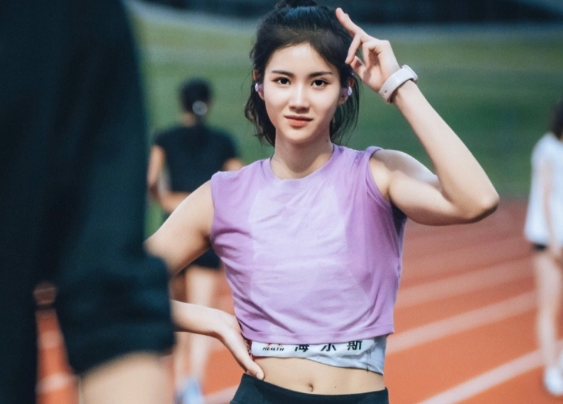 Với khuôn mặt đẹp và khí chất trong sáng, cô thậm chí còn được cư dân mạng ca ngợi là "nữ thần số một trong giới thể thao Trung Quốc".