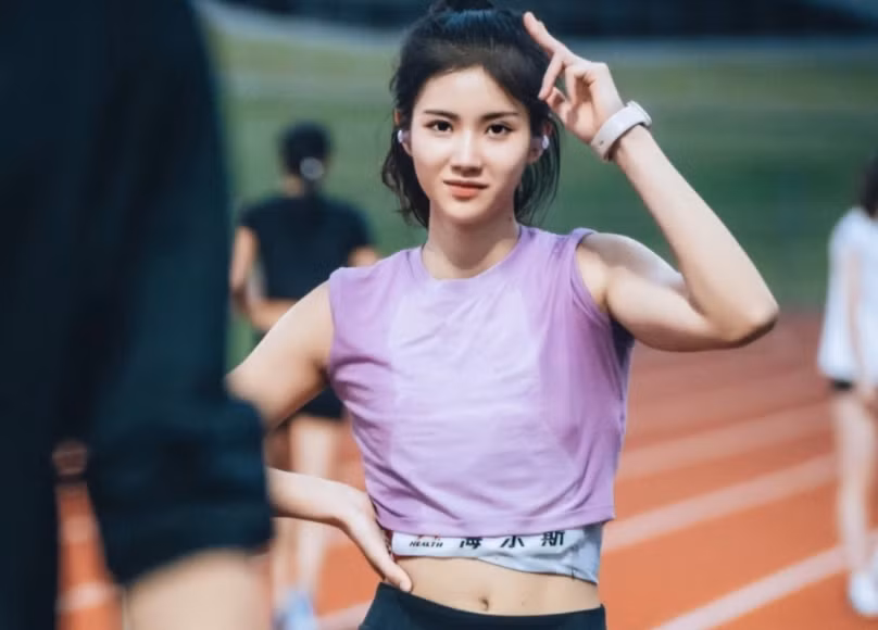 Với khuôn mặt đẹp và khí chất trong sáng, cô thậm chí còn được cư dân mạng ca ngợi là "nữ thần số một trong giới thể thao Trung Quốc".