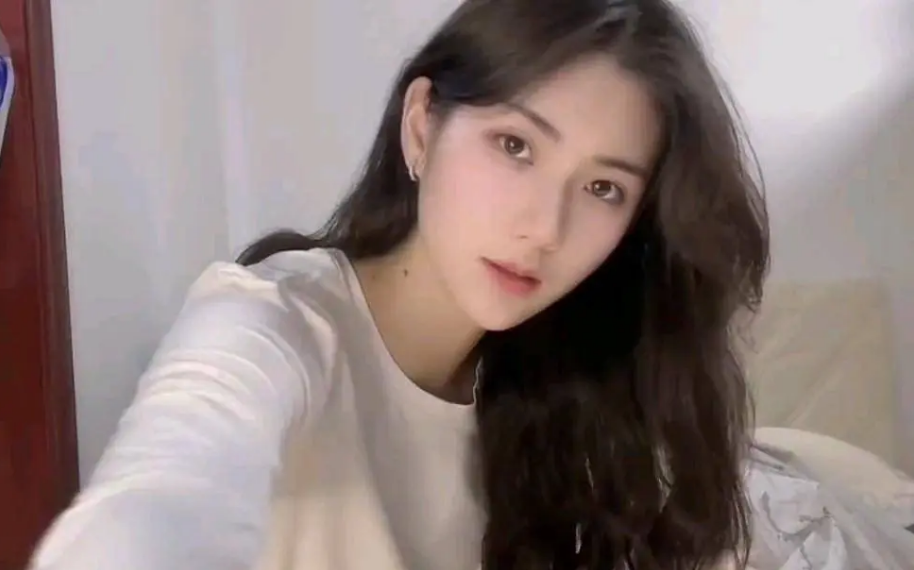 Ngay từ những ngày đầu tiên vào cấp 2, Hạ Tư Ngưng mới bắt đầu được huấn luyện viên điền kinh huấn luyện.