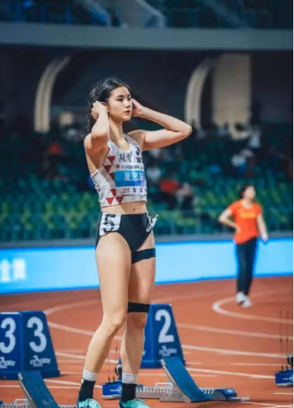 Thần thái cuốn hút cùng gương mặt thanh thoát, vóc dáng khỏe mạnh của nữ VĐV điền kinh này lập tức khiến khán giả phải ngất ngây.