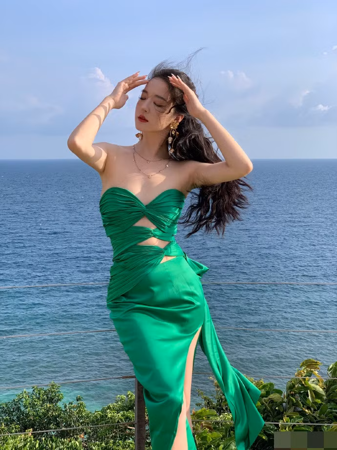 Zhong Qiuqiu kinh doanh thêm cửa hàng thời trang và tự làm người mẫu cho các sản phẩm mình bán.