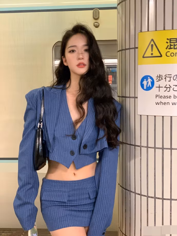 Từ năm học cấp 2, Zhong đã gây chú ý khi xuất hiện trong đội bóng rổ của trường. Ban đầu, cô chơi môn thể thao để cải thiện thể lực do hồi nhỏ ốm yếu. Dần dần, cô đam mê và tham gia thi đấu, từng cùng đội của mình thi giải bóng rổ cấp tỉnh.