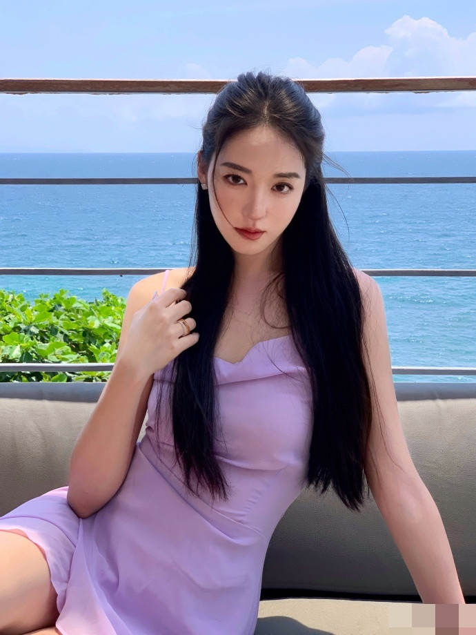 Người đẹp này thỉnh thoảng vẫn thi đấu bỏng rổ và cô cho thấy khả năng ghi điểm và dắt bóng ấn tượng.