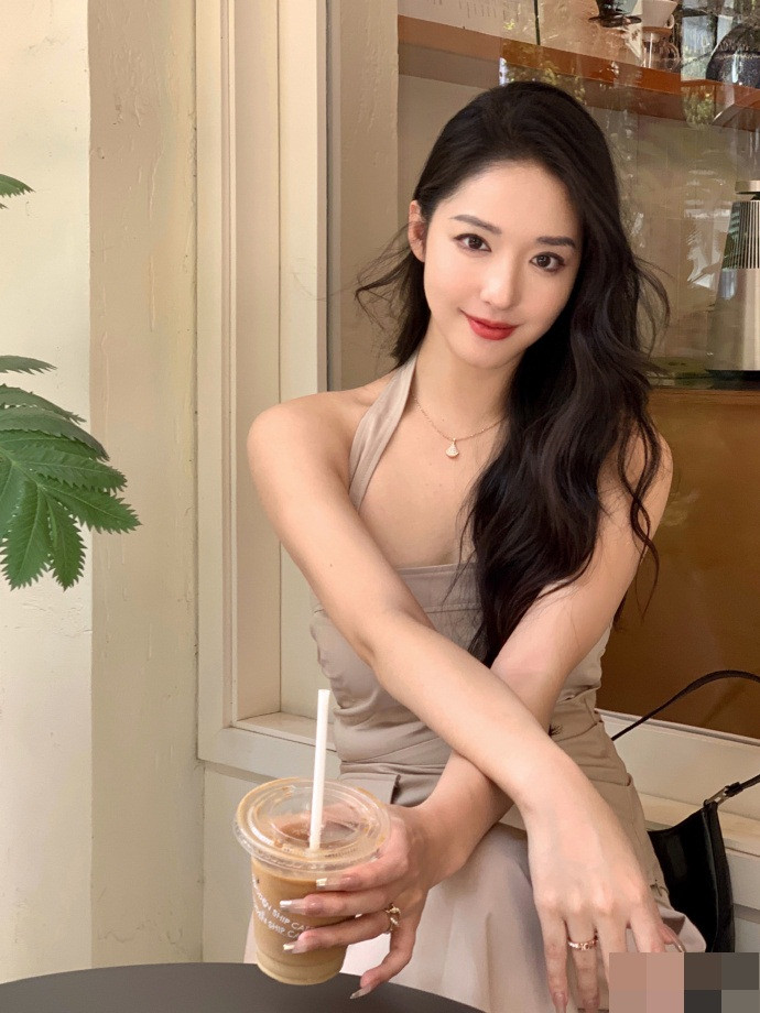 Hiện tại, nàng hot girl bóng rổ không theo con đường làm vận động viên, trái lại cô trở thành một người mẫu.