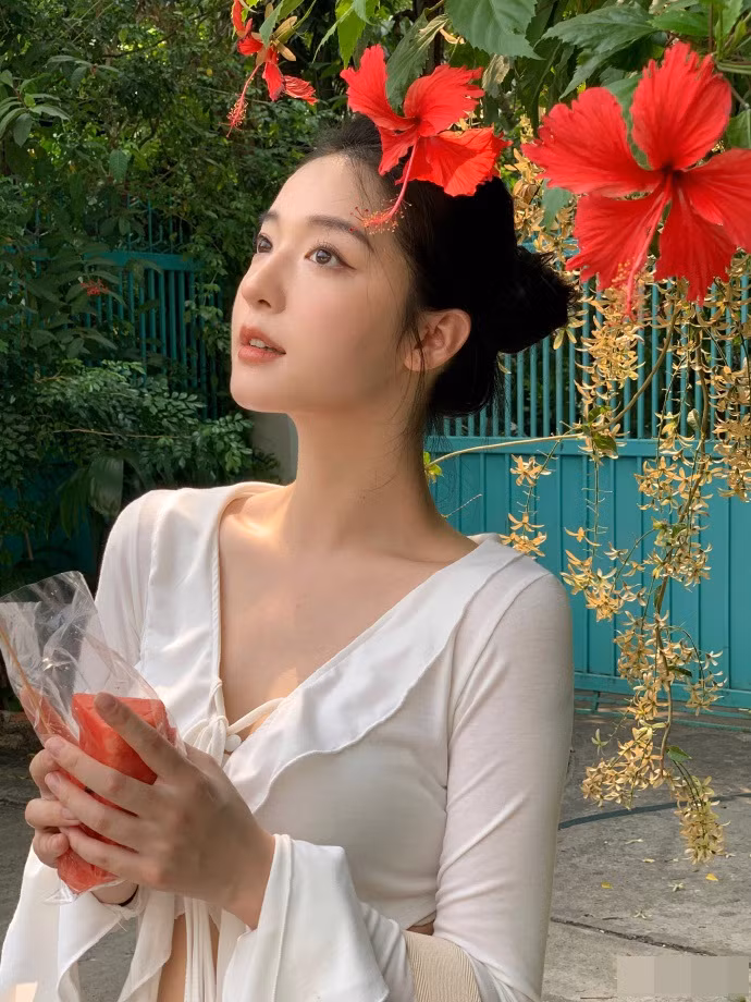 Zhong Qiuqiu được khen có vẻ ngoài xinh đẹp tựa diễn viên nổi tiếng Lưu Diệc Phi.