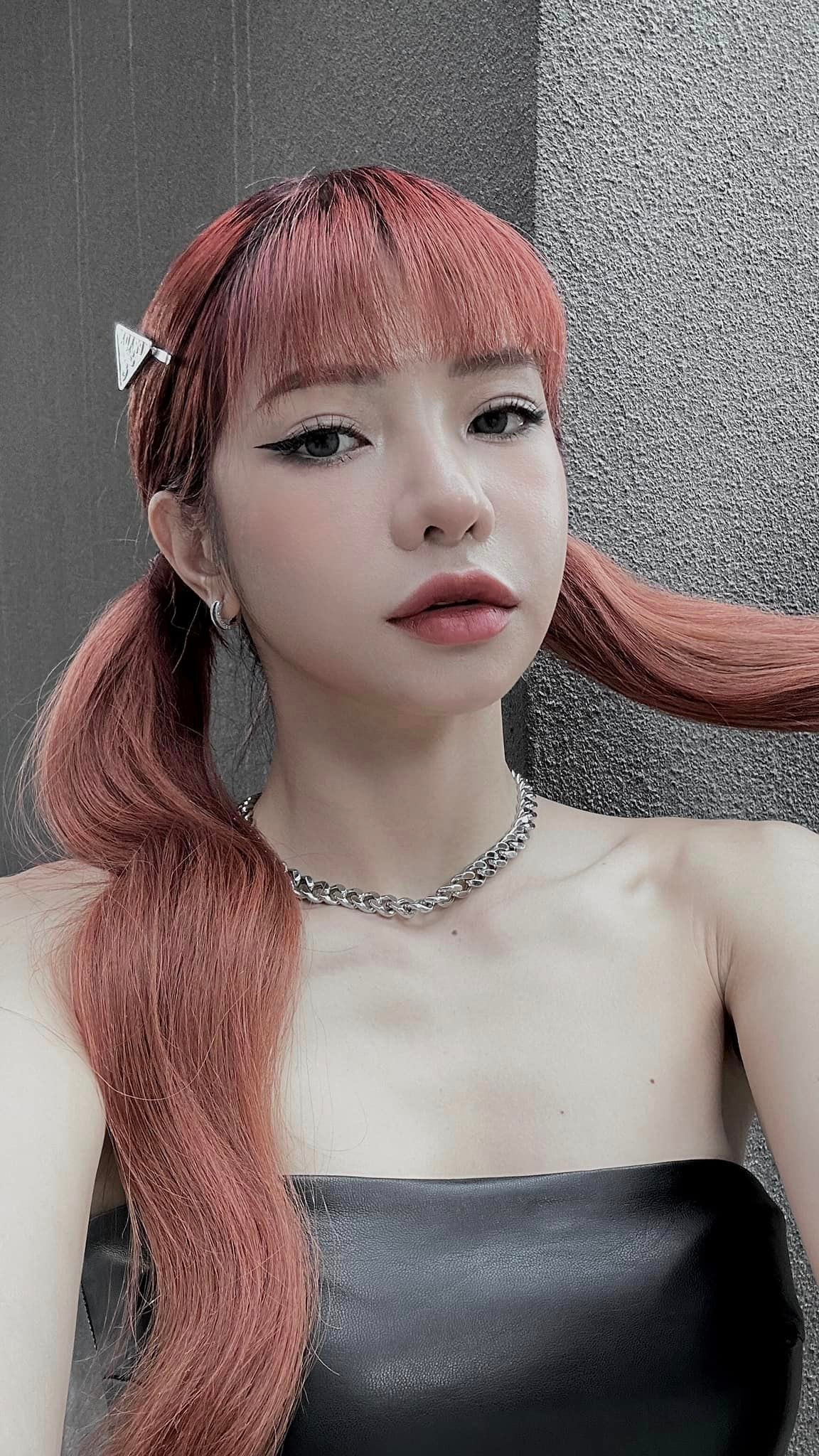 Để có nhan sắc như hiện tại CiiN đã chi 150 triệu để thẩm mỹ mũi. Kể từ khi "dao kéo" cô luôn bị netizen soi nhan sắc hậu thẩm mỹ.