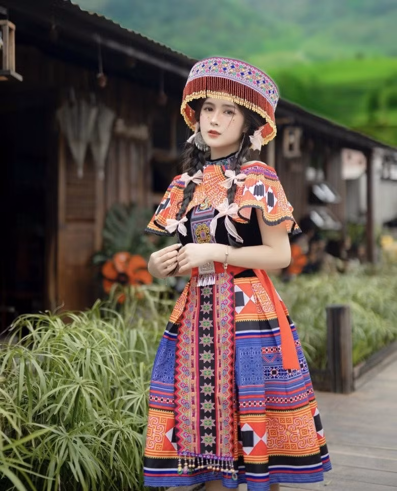 Mới đây, Quỳnh Alee nhận được vô vàn lời khen có cánh khi diện những bộ trang phục truyền thống tuyệt đẹp khi đi công tác tại vùng cao.