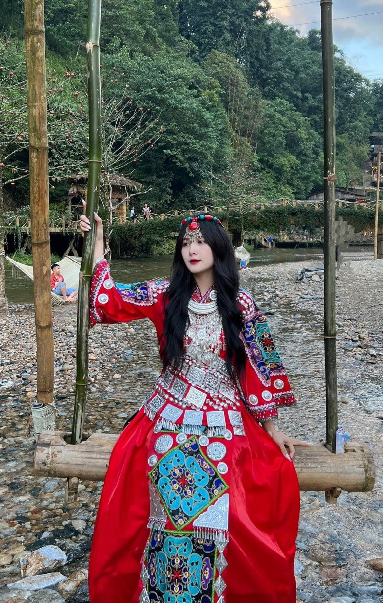 Nhan sắc và vóc dáng cùng làn da trắng mịn màng của nữ streamer Quỳnh Alee rất phù hợp khi diện trang phục truyền thống.