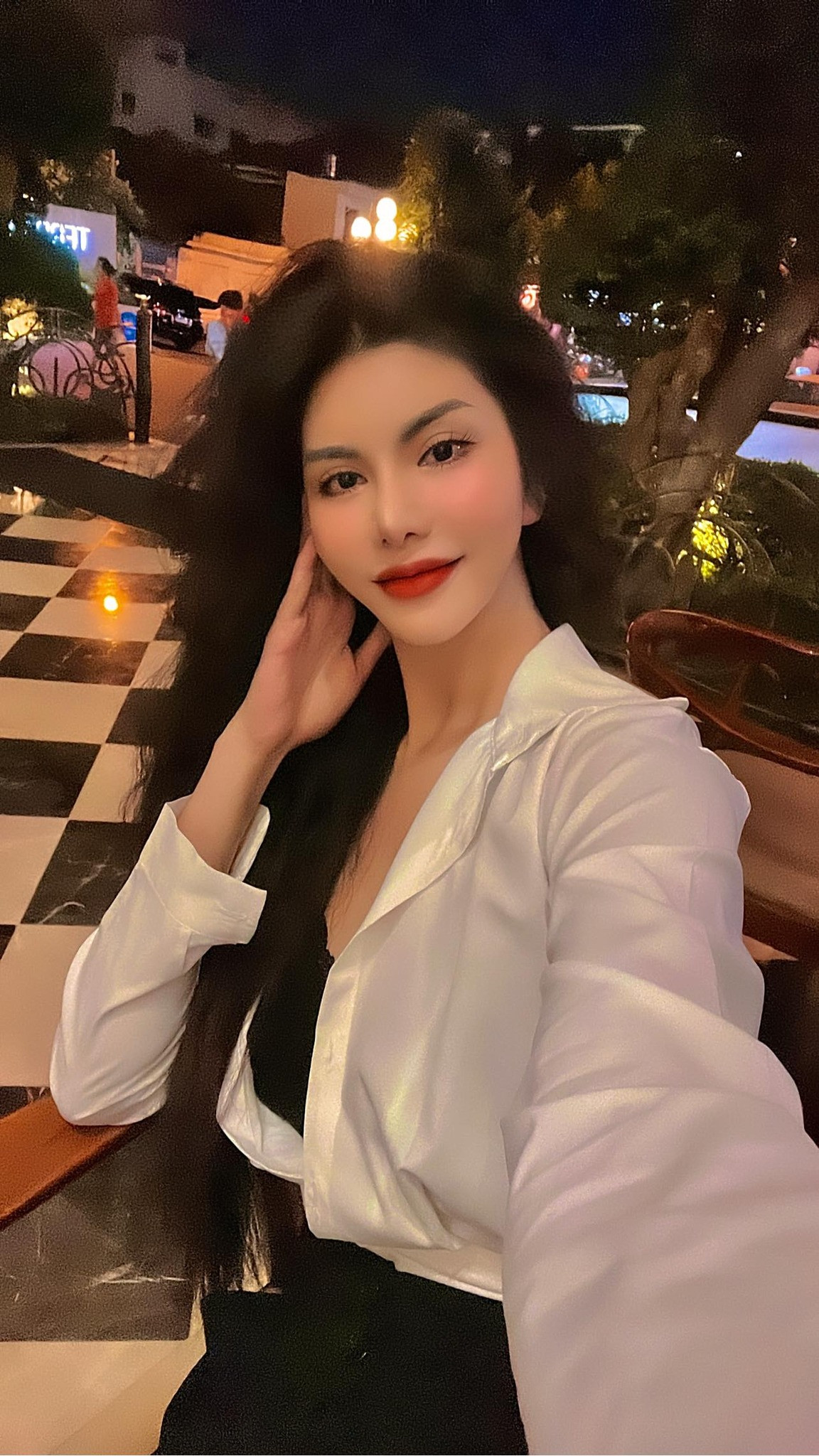 Các con của cô hiện tại đều đã lớn, con gái xinh đẹp giống mẹ và con trai đam mê nghề phi công. Khi cô đứng cạnh con gái sinh năm 2008, không ít người phải xuýt xoa khen ngợi như chị em. Ảnh: FBNV