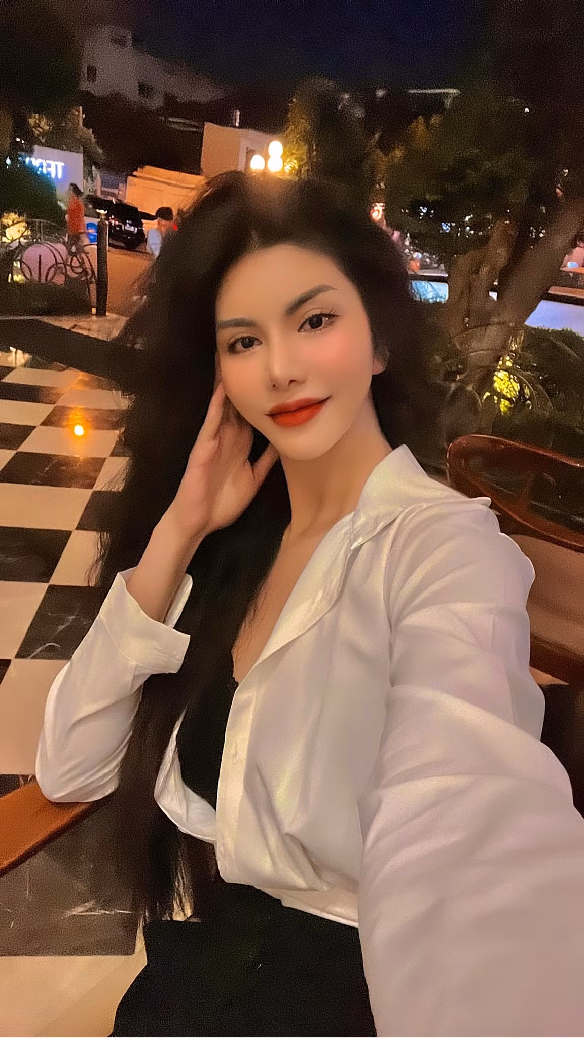 Các con của cô hiện tại đều đã lớn, con gái xinh đẹp giống mẹ và con trai đam mê nghề phi công. Khi cô đứng cạnh con gái sinh năm 2008, không ít người phải xuýt xoa khen ngợi như chị em. Ảnh: FBNV