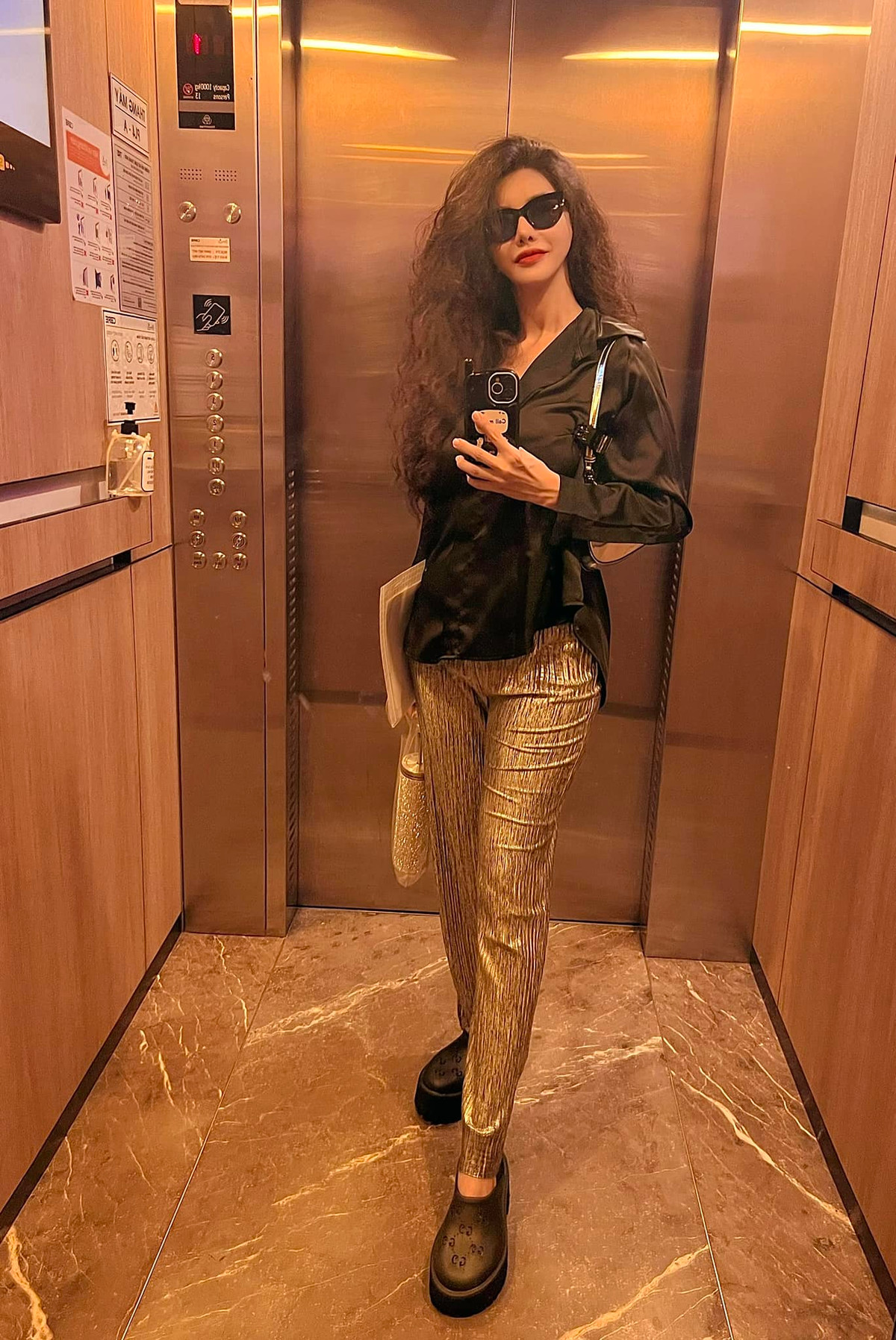 Cô rời xa 2 con sang Mỹ học 2 năm, sau đó sang Singapore học tiếp, song song với đó vẫn dành thời gian về với các con và thi đổi bằng vào cục Hàng Không Việt Nam và được trở thành cơ phó.