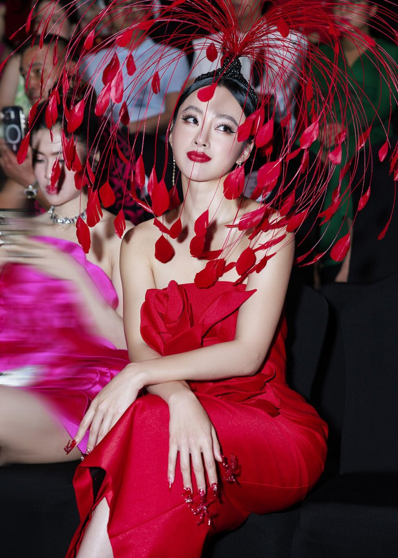 Năm xưa, cô nàng liên tục phủ sóng truyền thông với nhiều thị phi liên quan đến trang phục, phát ngôn và đời tư.