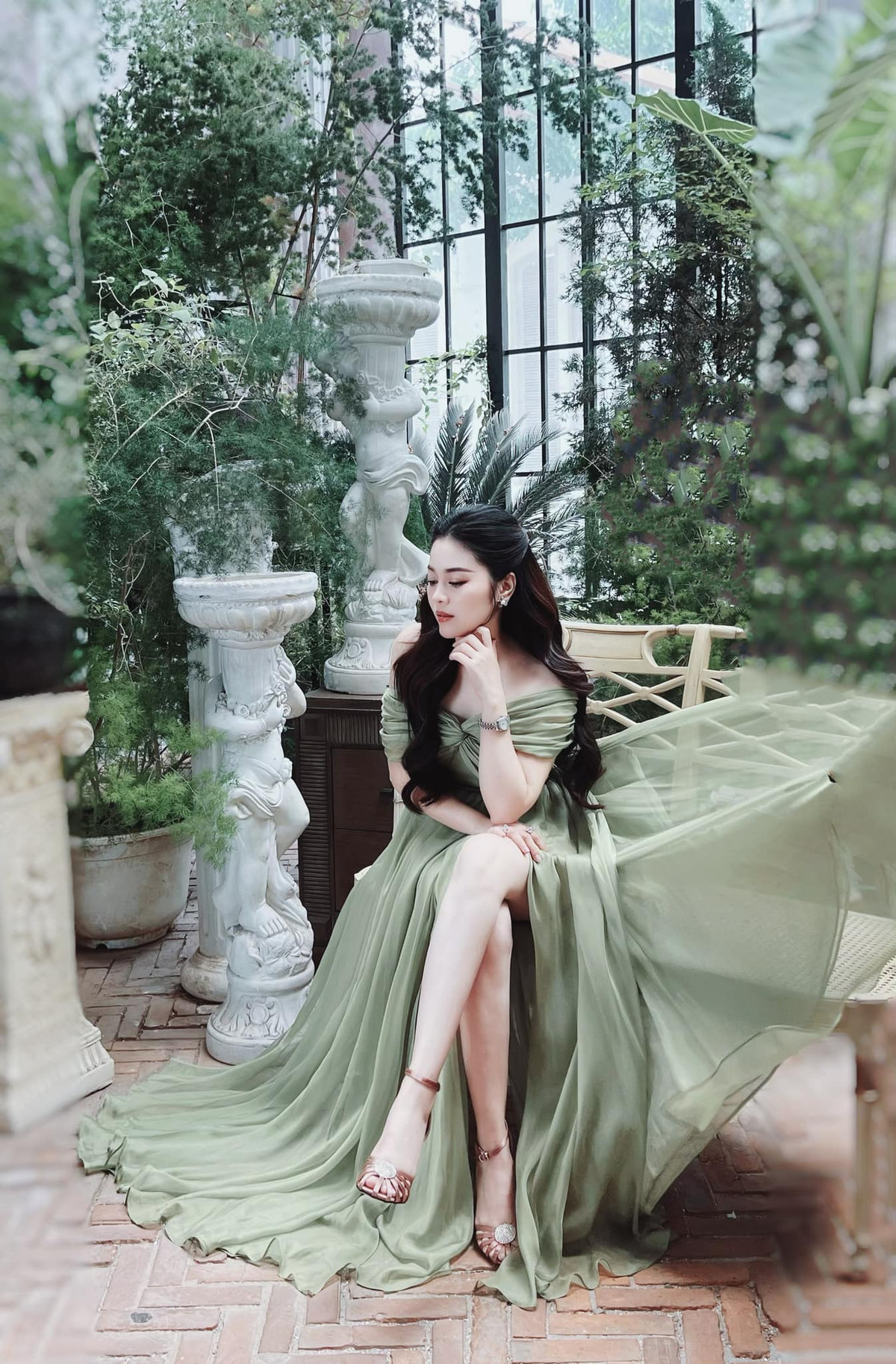 Hằng Túi cũng cho biết thêm cô và bạn trai mới - Duy Trần vẫn đang trong thời gian tìm hiểu. Vì nhiều thông tin sai sự thật gây ảnh hưởng nên cô quyết định công khai mối quan hệ trên trang cá nhân.