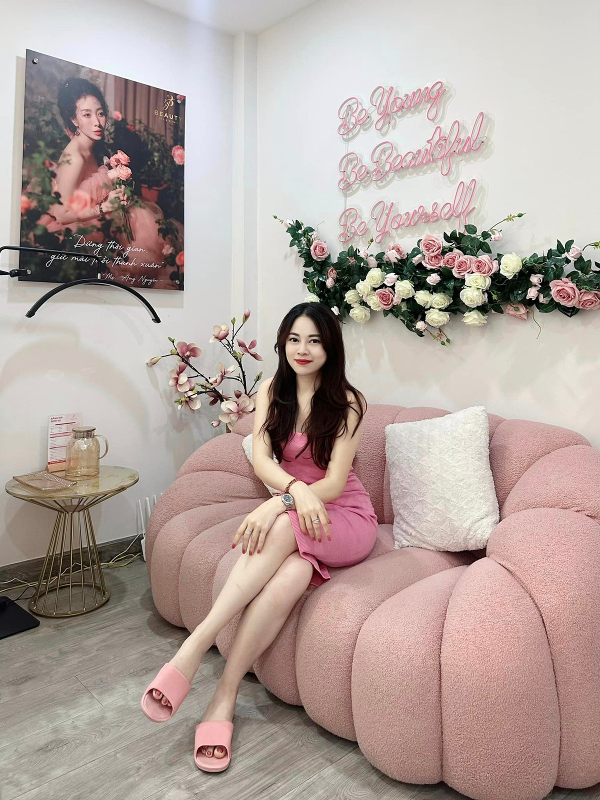 Ngoài khối tài sản khủng có khả năng sinh lời cao, thì doanh thu từ việc kinh doanh của Hằng Túi cũng là một con số khủng.