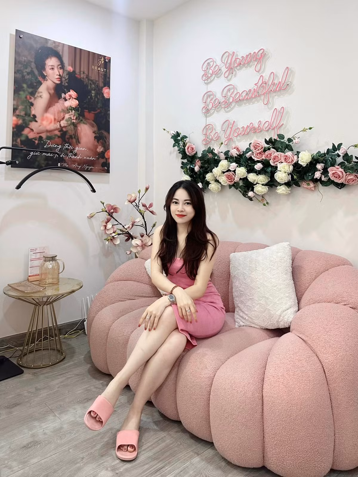 Ngoài khối tài sản khủng có khả năng sinh lời cao, thì doanh thu từ việc kinh doanh của Hằng Túi cũng là một con số khủng.