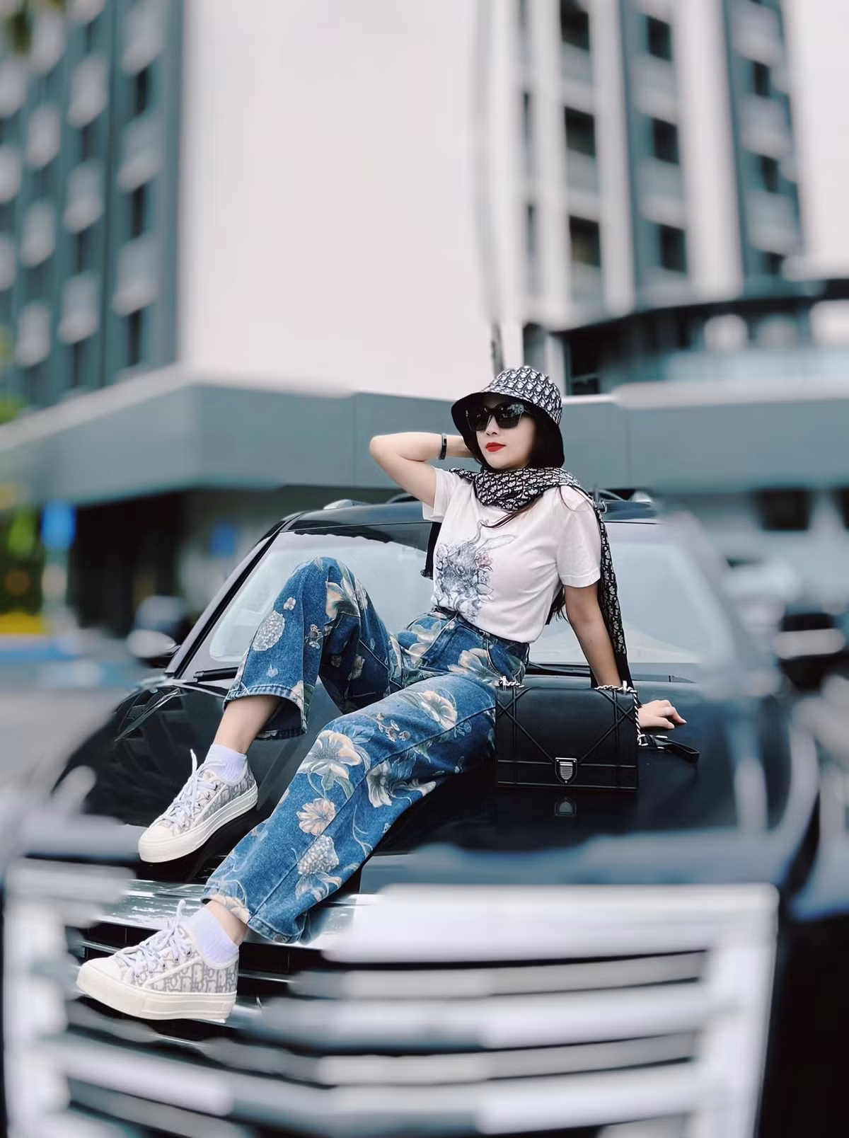 Qua 2 lần kết hôn, cô hiện đang là mẹ của 5 người con ruột. Ảnh: FBNV