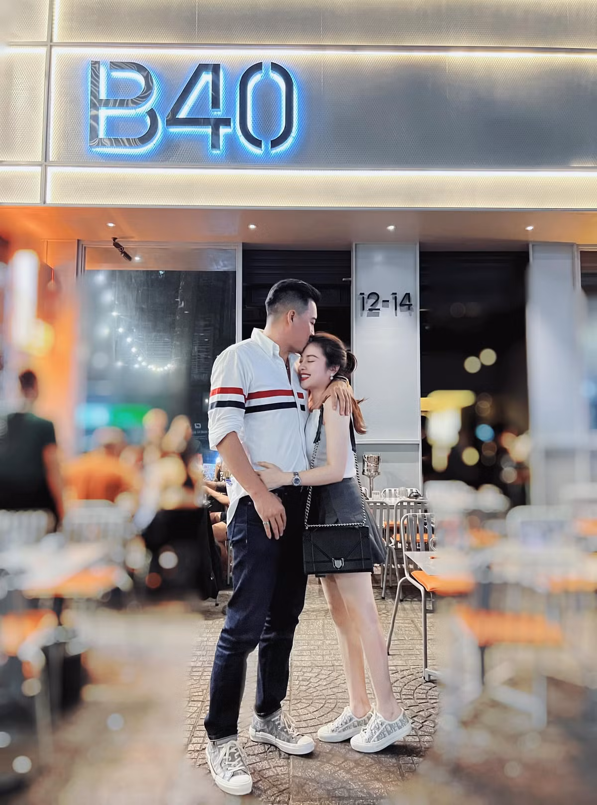 Mới đây, Hằng Túi bất ngờ đăng tải bức ảnh tình tứ, công khai người yêu mới. Cô viết: “Đồn thổi nhiều kịch bản quá nên công khai luôn để tất cả chúng ta cùng tập trung làm việc”.