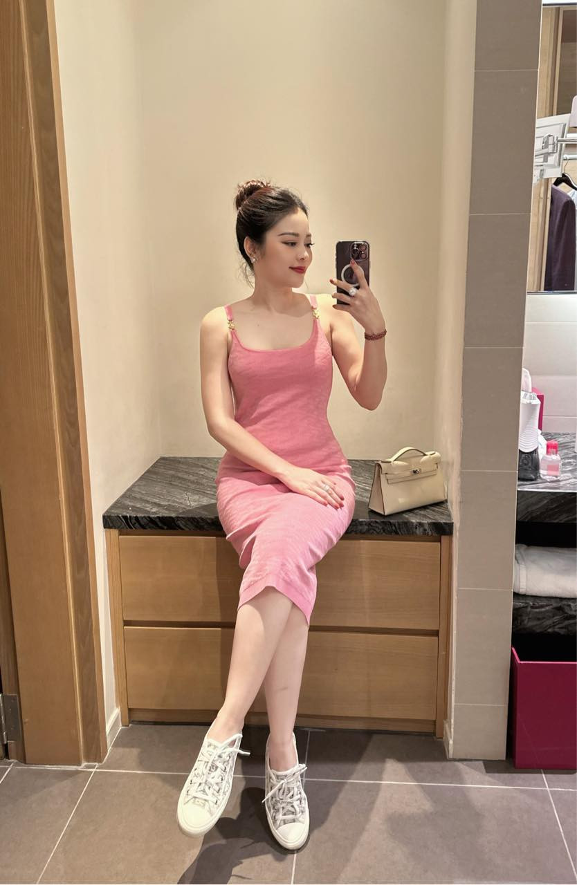 Dù đã trải qua nhiều lần sinh nở, bận rộn với việc chăm con lẫn phát triển kinh doanh nhưng hot mom này vẫn rất trẻ trung, năng động.