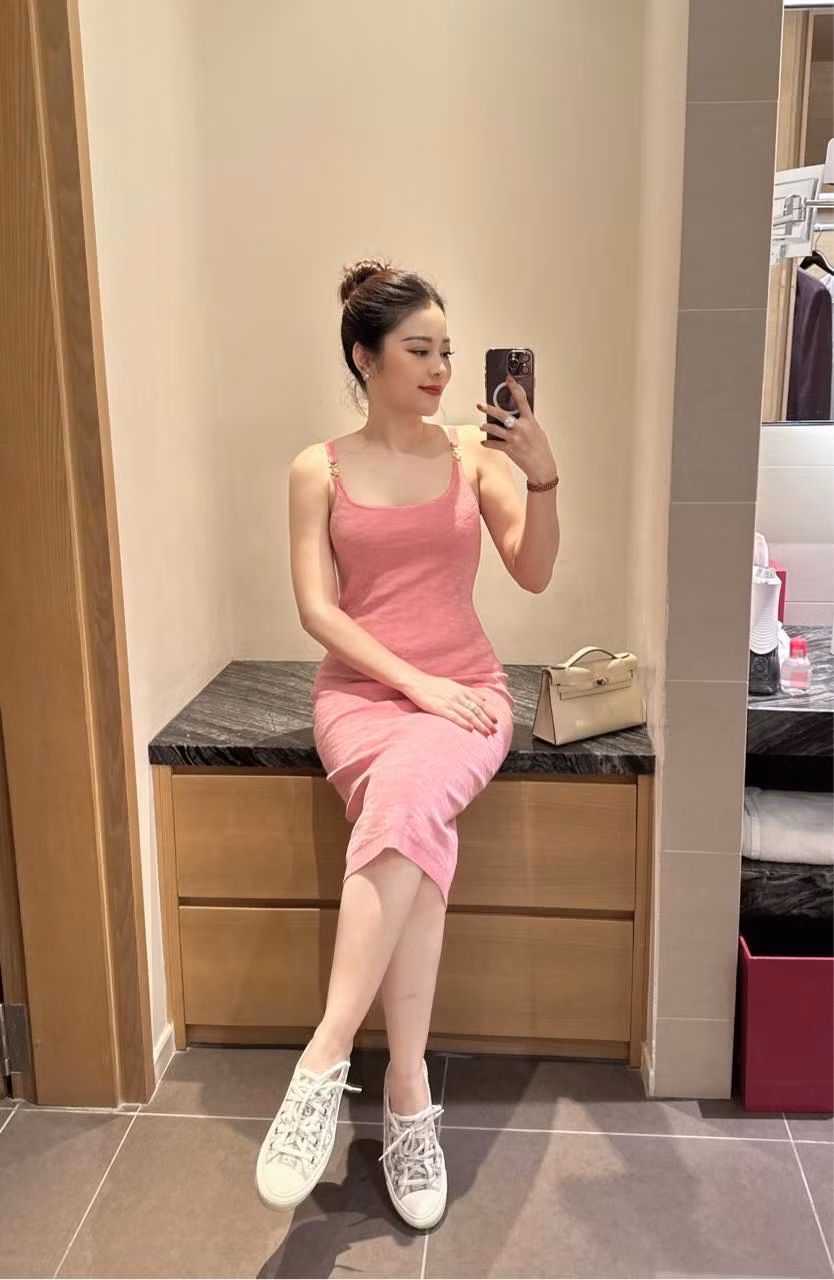 Dù đã trải qua nhiều lần sinh nở, bận rộn với việc chăm con lẫn phát triển kinh doanh nhưng hot mom này vẫn rất trẻ trung, năng động.