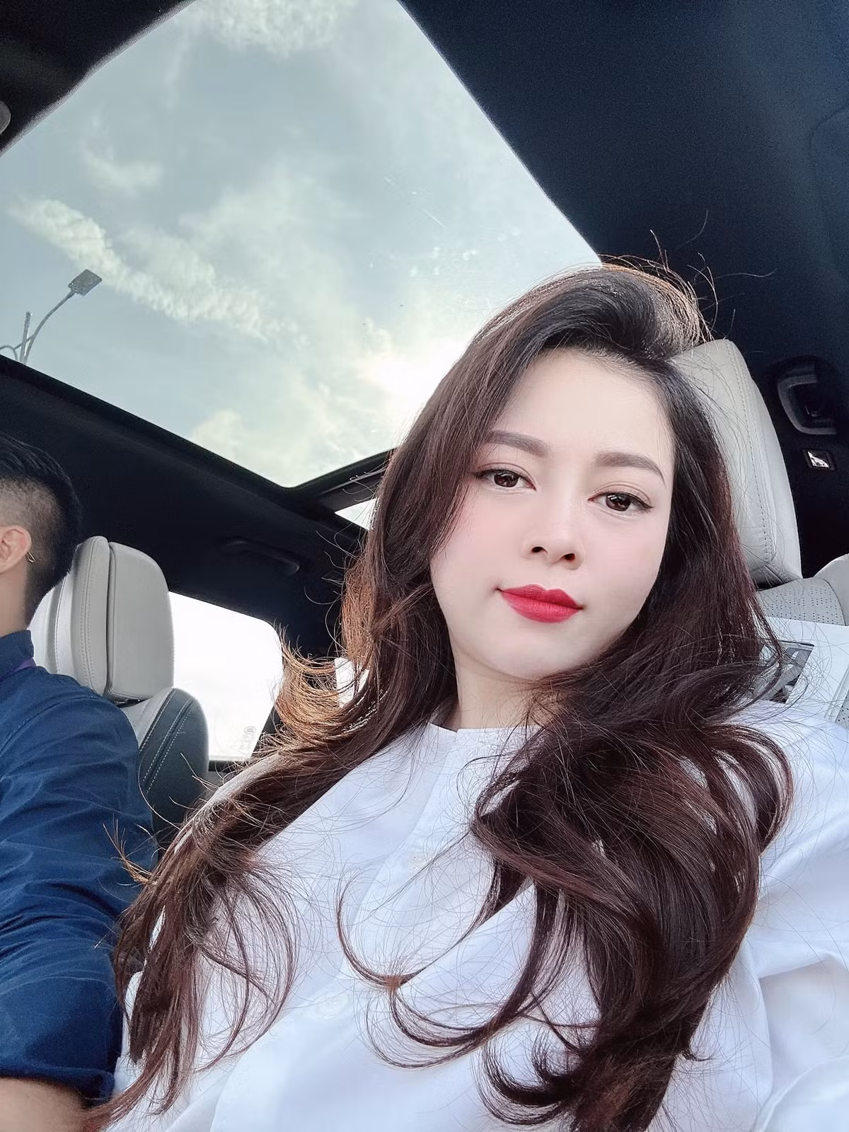 Hằng Túi được nhiều người chú ý là bởi ngoại hình ưa nhìn cùng khả năng kinh doanh đáng ngưỡng mộ.