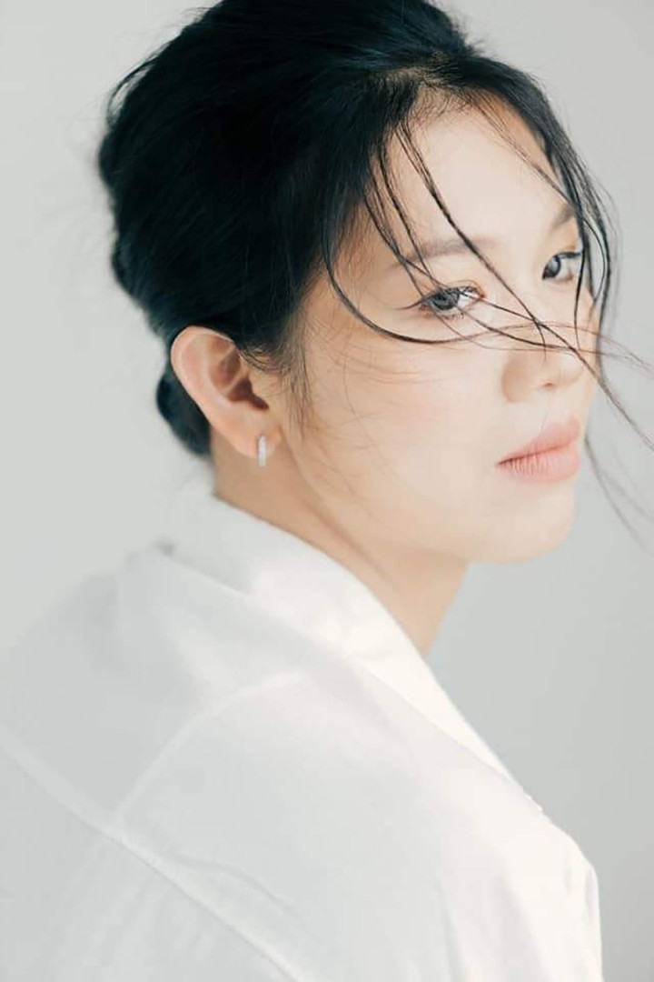 Cô nhận được nhiều lời khen bởi sở hữu nét đẹp hài hòa, nụ cười duyên dáng.