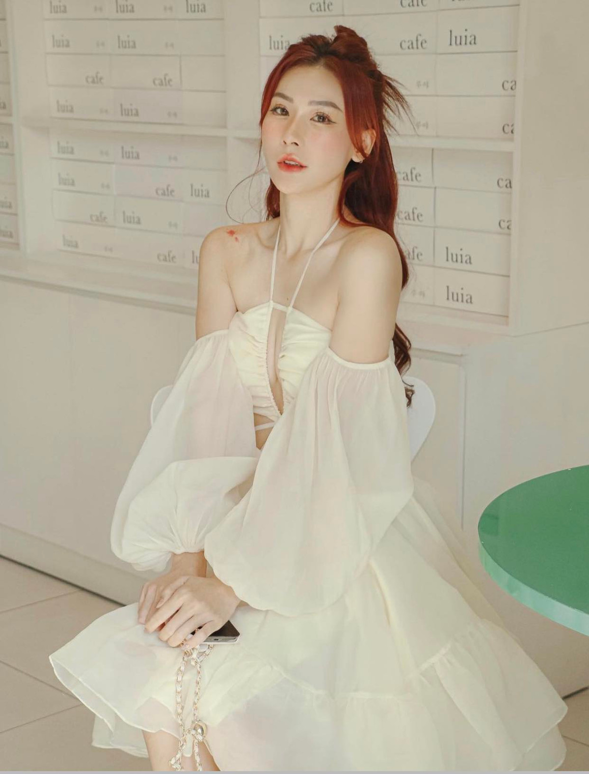 Vì thấy thân hình của Sâu Xinh ngày càng đẹp, một số người không ngại hỏi cô về vấn đề đụng chạm dao kéo vòng một. Tuy nhiên, Sâu Xinh nhanh chóng đính chính rằng, vóc dáng của cô hoàn toàn tự nhiên.