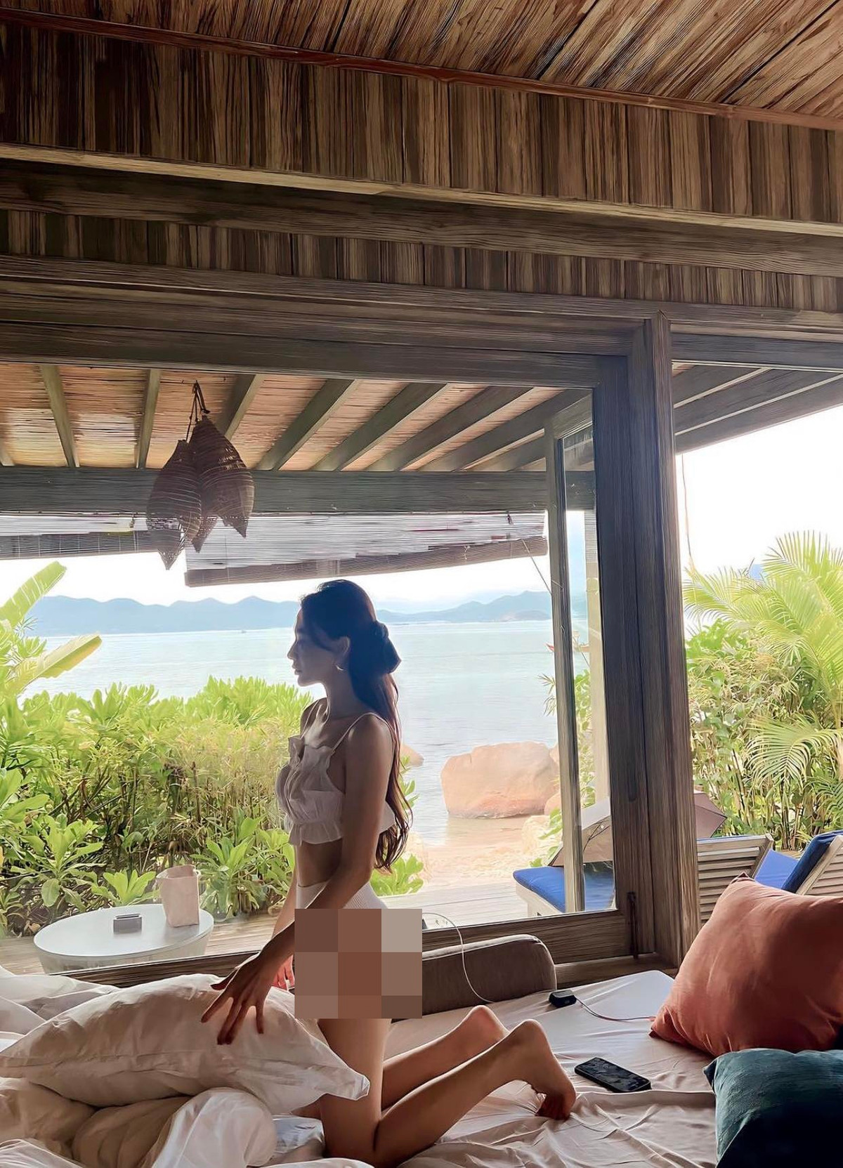 Thông qua khoảnh khắc diện đồ bơi quyến rũ, bạn gái tin đồn của cầu thủ Vũ Văn Thanh khoe được vóc dáng thon gọn và đôi chân dài miên man.