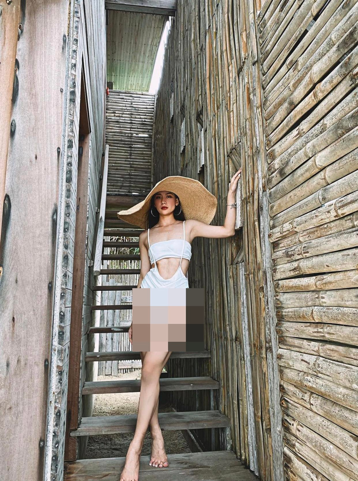 Ngọc Anh khiến các fan phải xuýt xoa thán phục trước vóc dáng body nuột nà, vòng eo con kiến của mình.