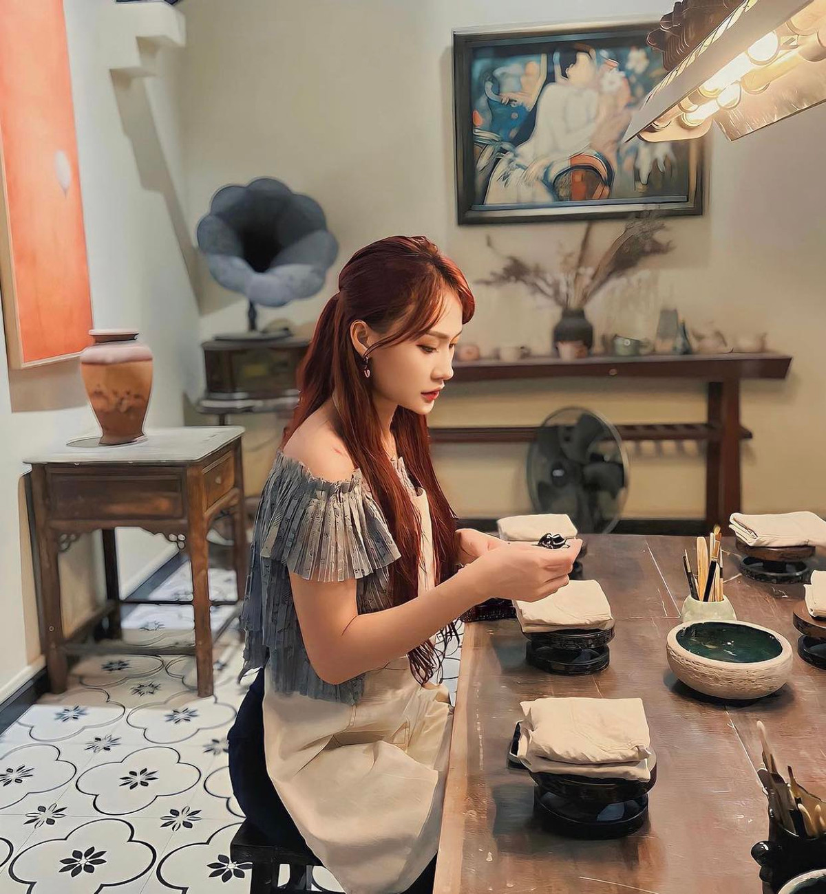 Sâu Xinh được nhiều nhãn hàng thời trang để mắt đến và mời làm người mẫu ảnh ngay khi còn là sinh viên. Sau đó, cô cũng góp mặt trong nhiều video ca nhạc.