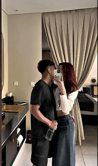 Gần đây, cầu thủ Vũ Văn Thanh bất ngờ đăng ảnh công khai bạn gái mới kèm theo biểu tượng trái tim. Bức hình chụp cả hai khóa môi nhau nhưng mặt cô gái bị che bởi điện thoại.