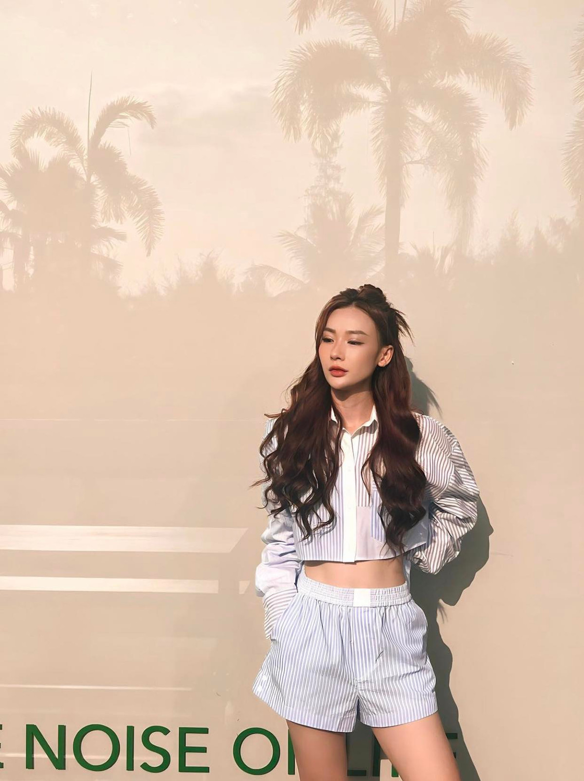 Trên trang cá nhân có gần 70.000 lượt theo dõi, bạn gái tin đồn của Văn Thanh thường xuyên khoe vẻ gợi cảm khi mặc bikini.