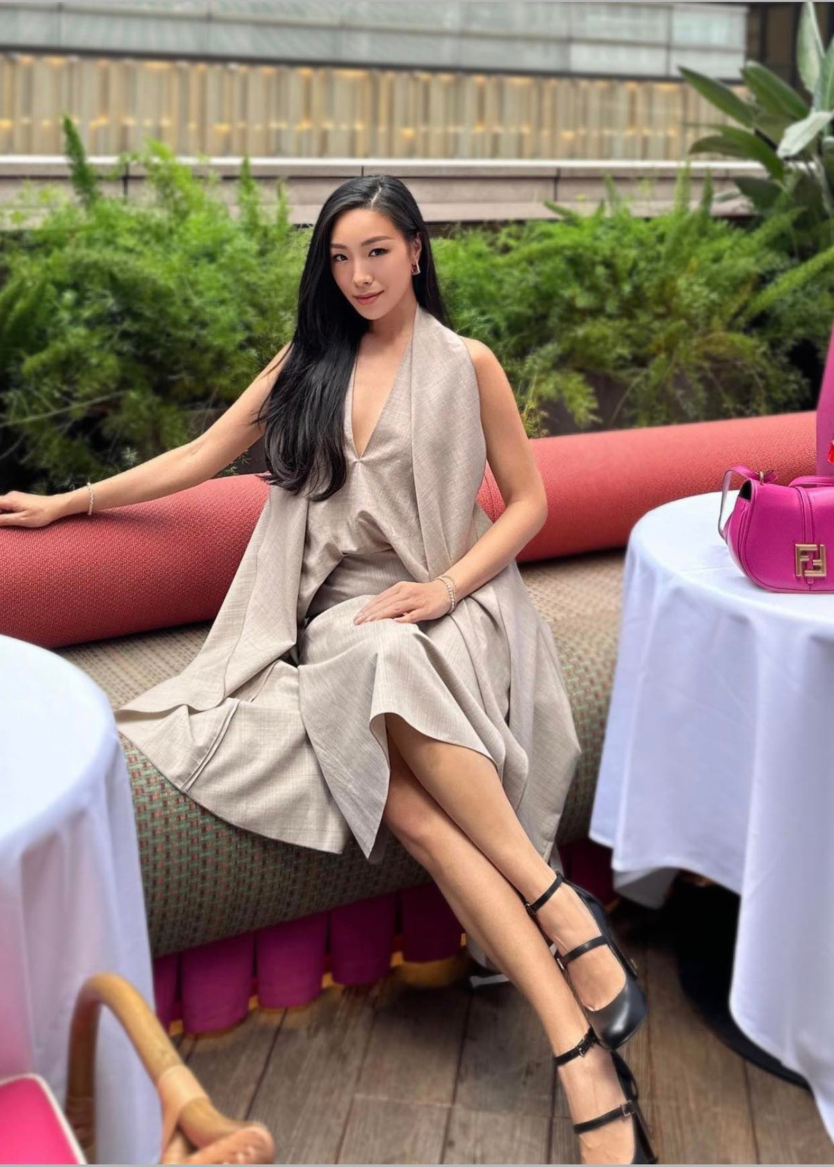 Cô sinh ra ở Đài Loan, sau đó sống ở Australia, Singapore rồi cuối cùng chọn Hong Kong làm nơi định cư.