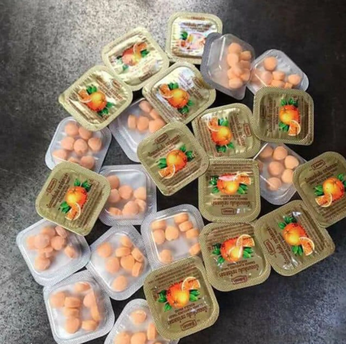 Hộp kẹo C khiến bất cứ đứa trẻ nào cũng thích mê. Hiện tại cũng có nhiều nơi bán thế nhưng nó không còn là thứ kẹo yêu thích của trẻ em ngày nay. Ảnh: Lê Anh Tuấn