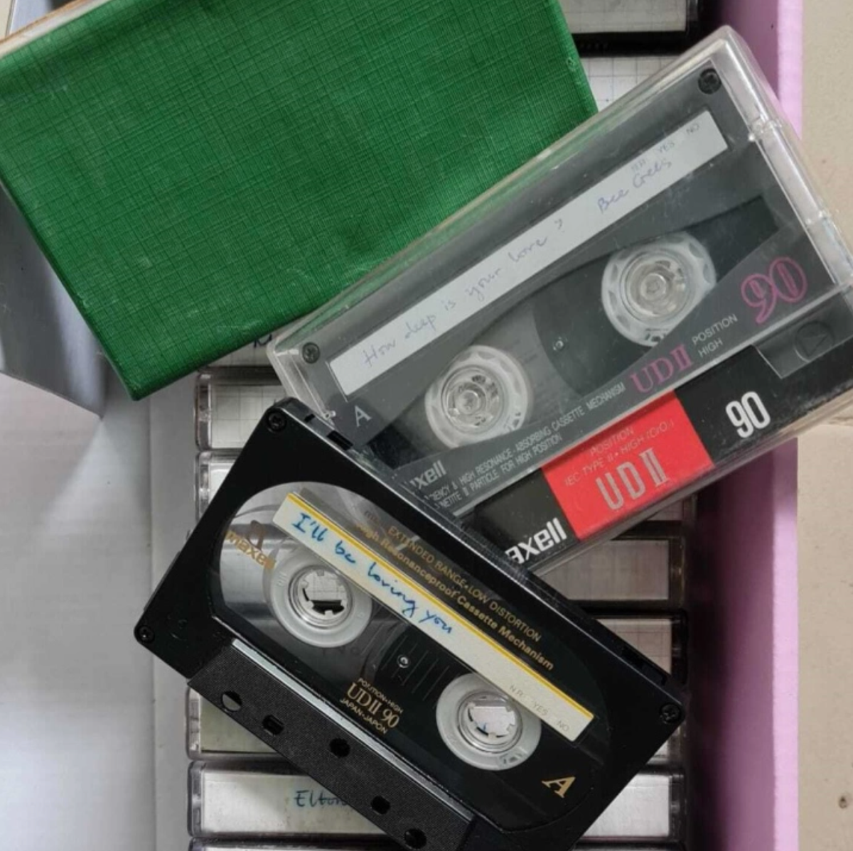 Sự xuất hiện của cuốn băng cassette gợi nhớ ký ức cả thời thơ ấu. Giữa nhịp sống hiện đại đầy hối hả, hình ảnh này bỗng trở thành niềm an ủi ngọt ngào cho tâm hồn hoài niệm. Ảnh: Chibi Trần