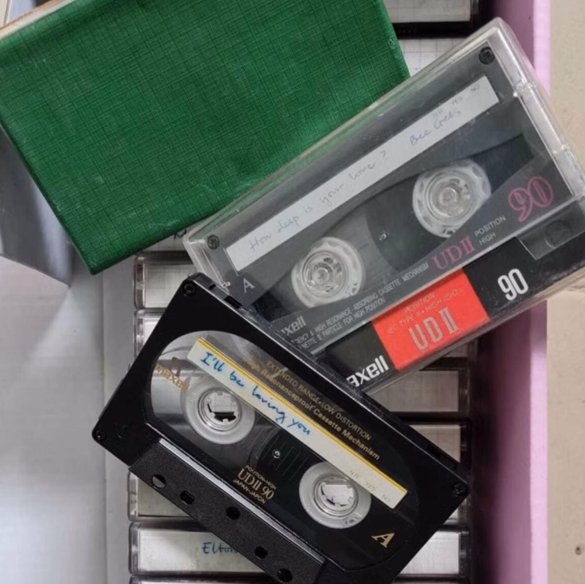 Sự xuất hiện của cuốn băng cassette gợi nhớ ký ức cả thời thơ ấu. Giữa nhịp sống hiện đại đầy hối hả, hình ảnh này bỗng trở thành niềm an ủi ngọt ngào cho tâm hồn hoài niệm. Ảnh: Chibi Trần