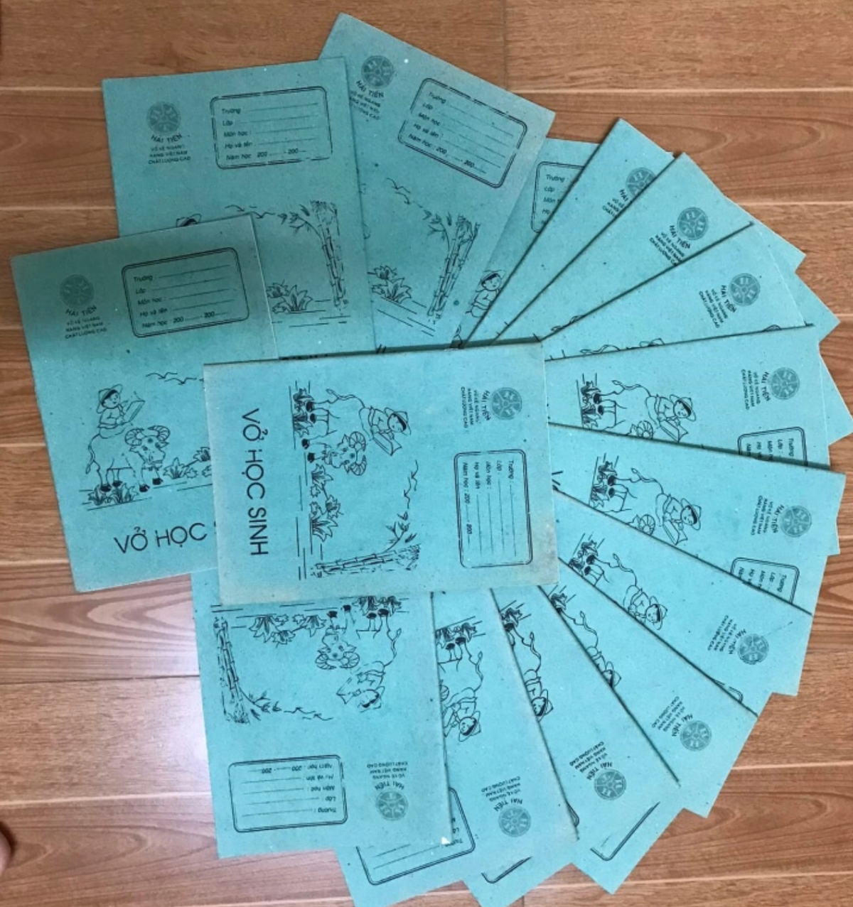 Đến thời điểm hiện tại, những người thuộc thế hệ 8X, 9X chắc hẳn sẽ rất nhớ đến kỷ niệm tuổi thơ của mình gắn liền với những món đồ thân thuộc. Ảnh: Tao Do Dang