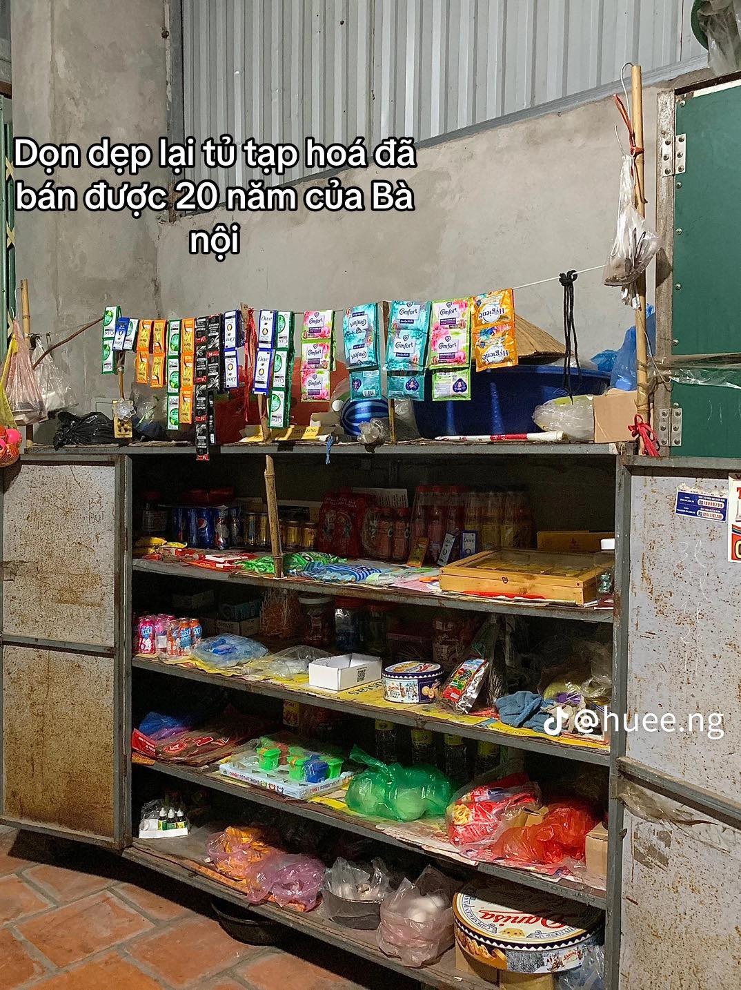 Mới đây, đoạn clip TikTok của một cô gái ghi lại khoảnh khắc khi dọn dẹp lại chiếc tủ tạp hoá của bà nội gây chú ý. Trong quá trình đó, cô vô tình "nhặt" lại được nhiều ký ức của tuổi thơ mình, thông qua những món đồ.