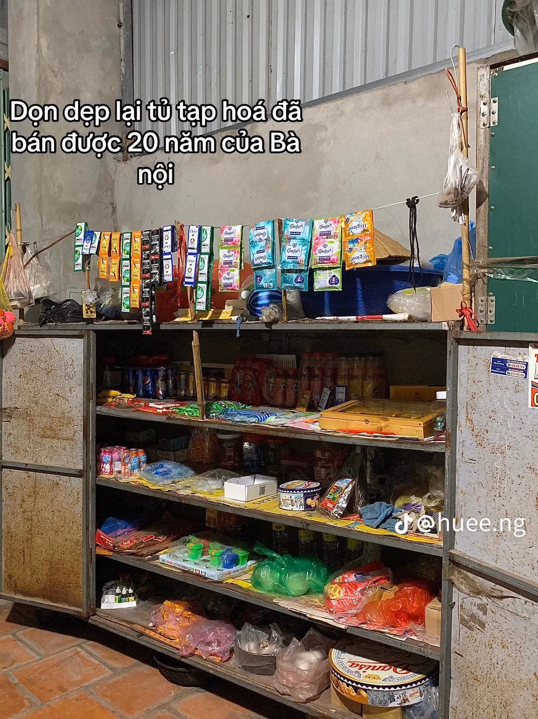 Mới đây, đoạn clip TikTok của một cô gái ghi lại khoảnh khắc khi dọn dẹp lại chiếc tủ tạp hoá của bà nội gây chú ý. Trong quá trình đó, cô vô tình "nhặt" lại được nhiều ký ức của tuổi thơ mình, thông qua những món đồ.