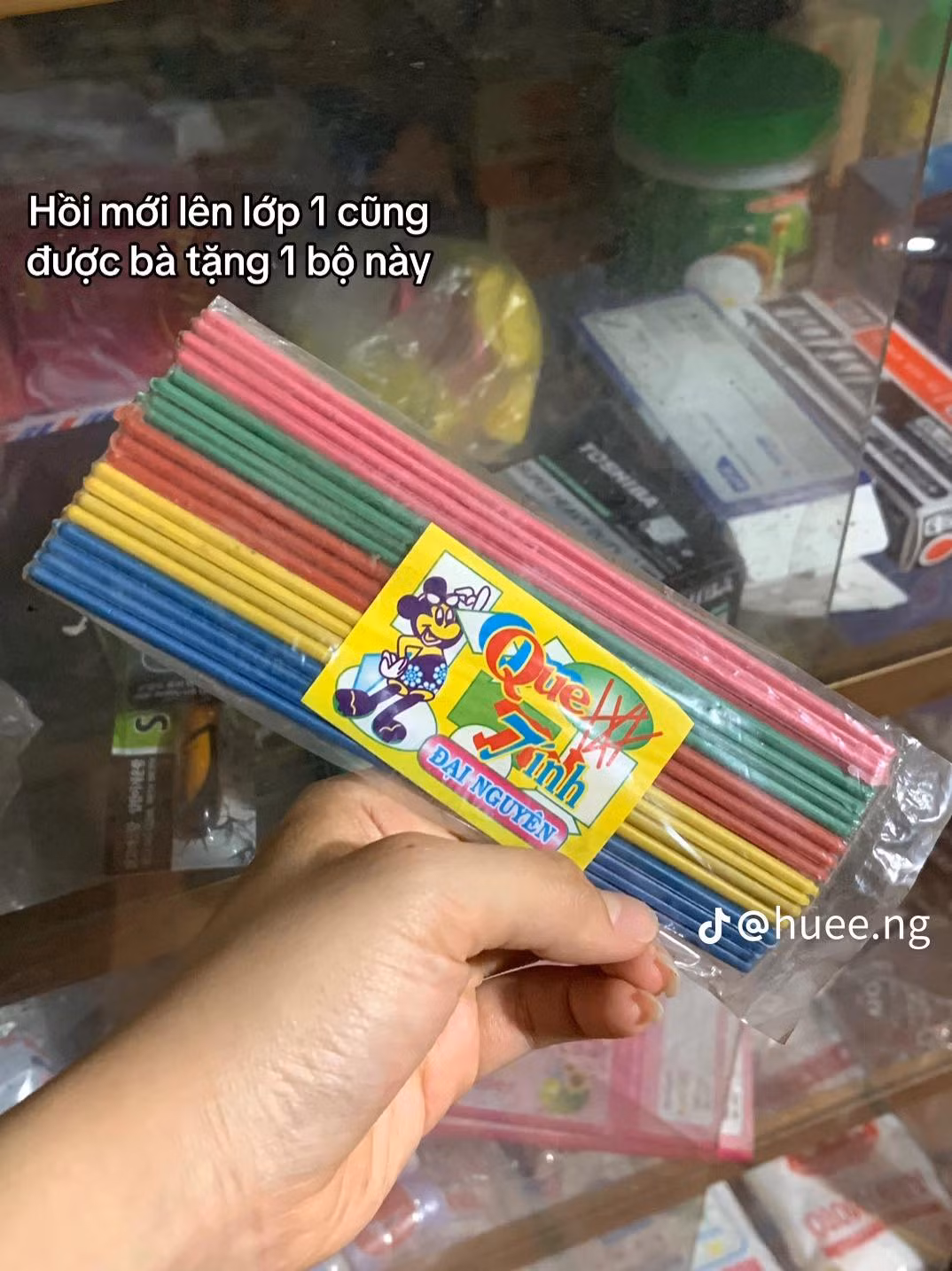 Một số người đã lập tức nhận ra, món hàng đều gắn với ký ức tuổi thơ mình.