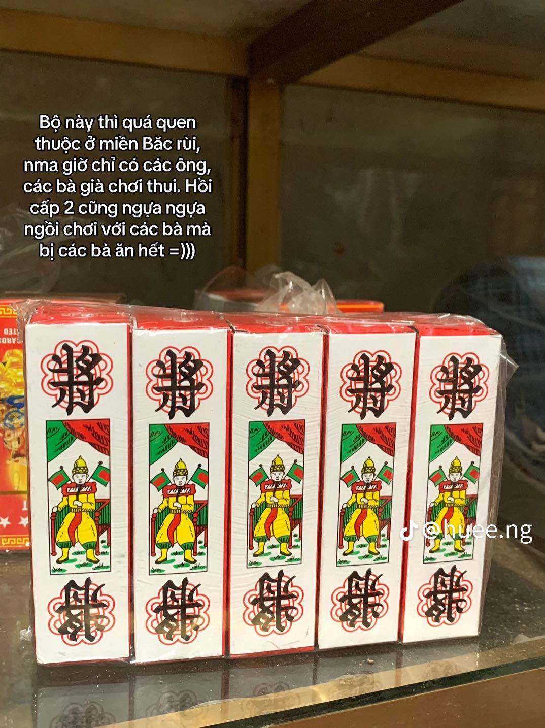 Nhiều người đã "vỡ oà" vui sướng khi thấy lại tuổi thơ của mình qua từng món đồ.