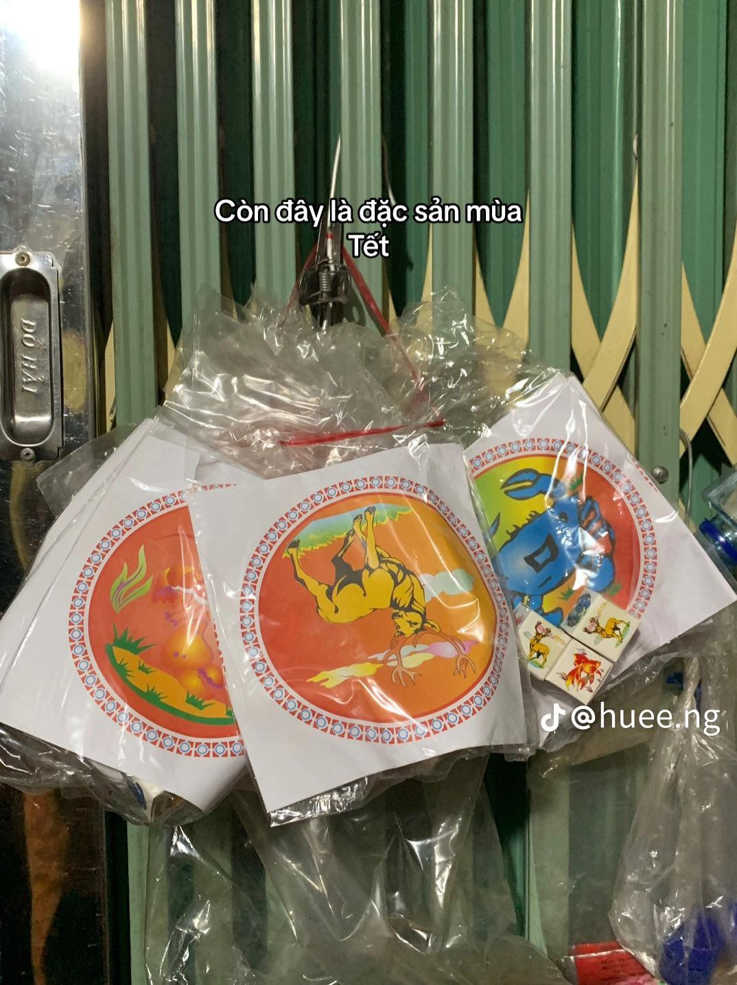 Người ta bảo kỉ niệm là thứ đôi khi mình chẳng trốn, nhưng cũng khó để mà tìm lại. Những gì còn thấy bồi hồi hôm nay, mai sẽ lui về trở kí ức.