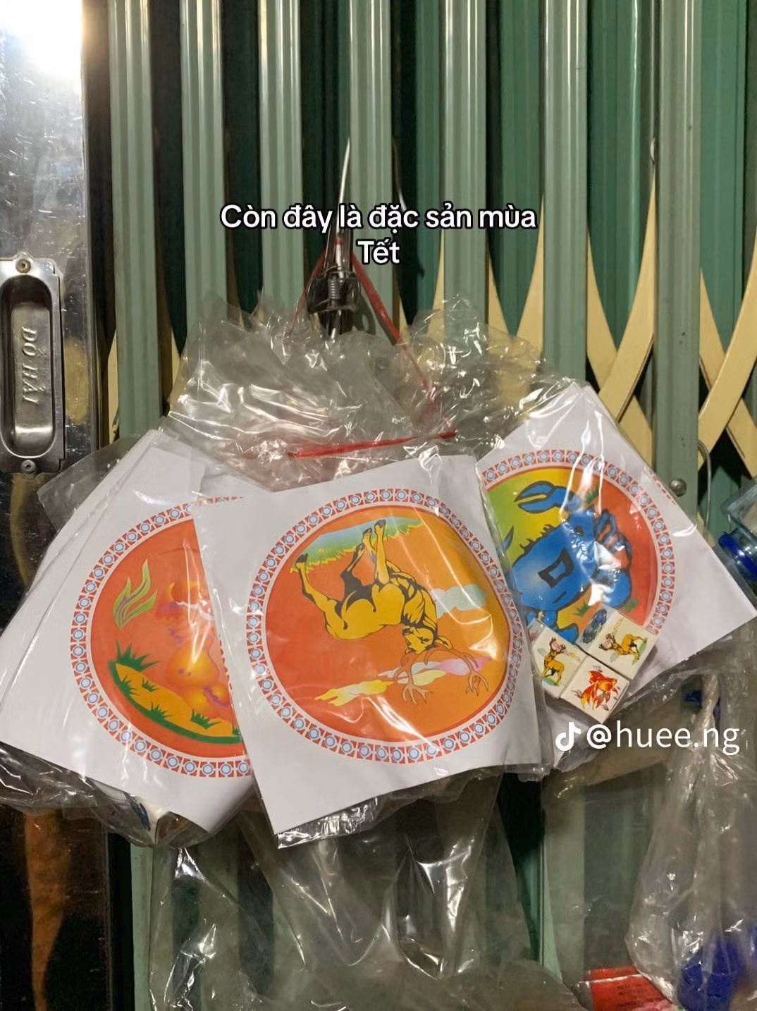 Người ta bảo kỉ niệm là thứ đôi khi mình chẳng trốn, nhưng cũng khó để mà tìm lại. Những gì còn thấy bồi hồi hôm nay, mai sẽ lui về trở kí ức.