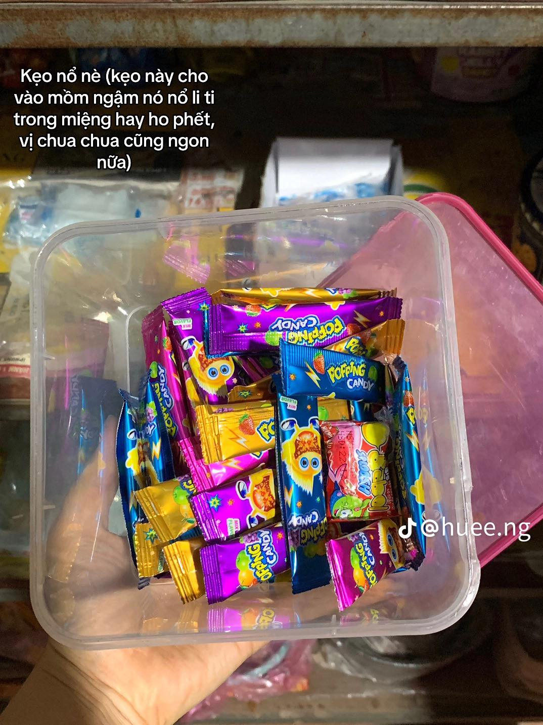 Theo cô chia sẻ, tủ tạp hoá của bà nội đã tồn tại 20 năm, vậy nên khi dọn dẹp nó cô vô tình tìm lại được nhiều kỷ niệm tuổi thơ.