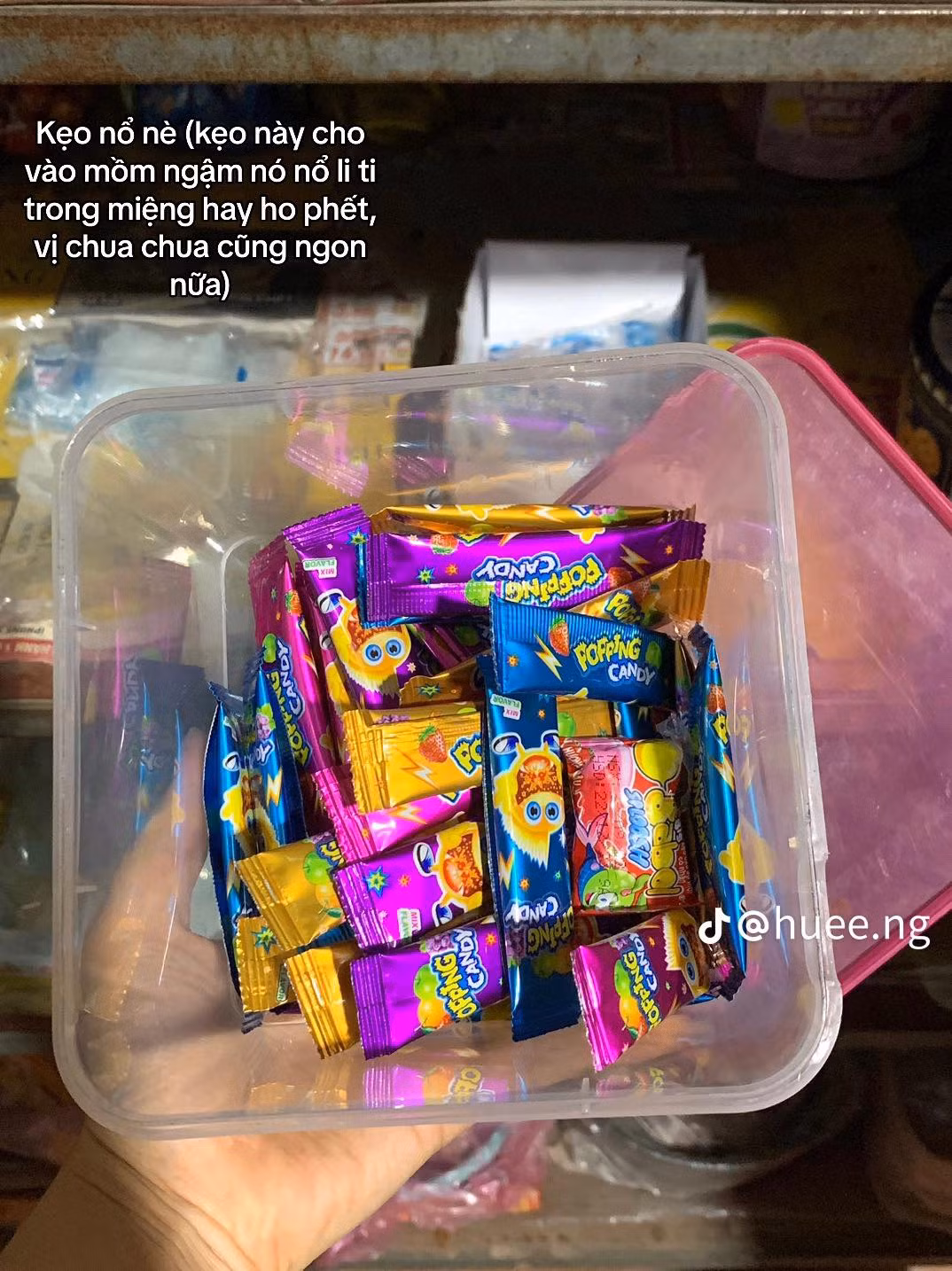 Theo cô chia sẻ, tủ tạp hoá của bà nội đã tồn tại 20 năm, vậy nên khi dọn dẹp nó cô vô tình tìm lại được nhiều kỷ niệm tuổi thơ.