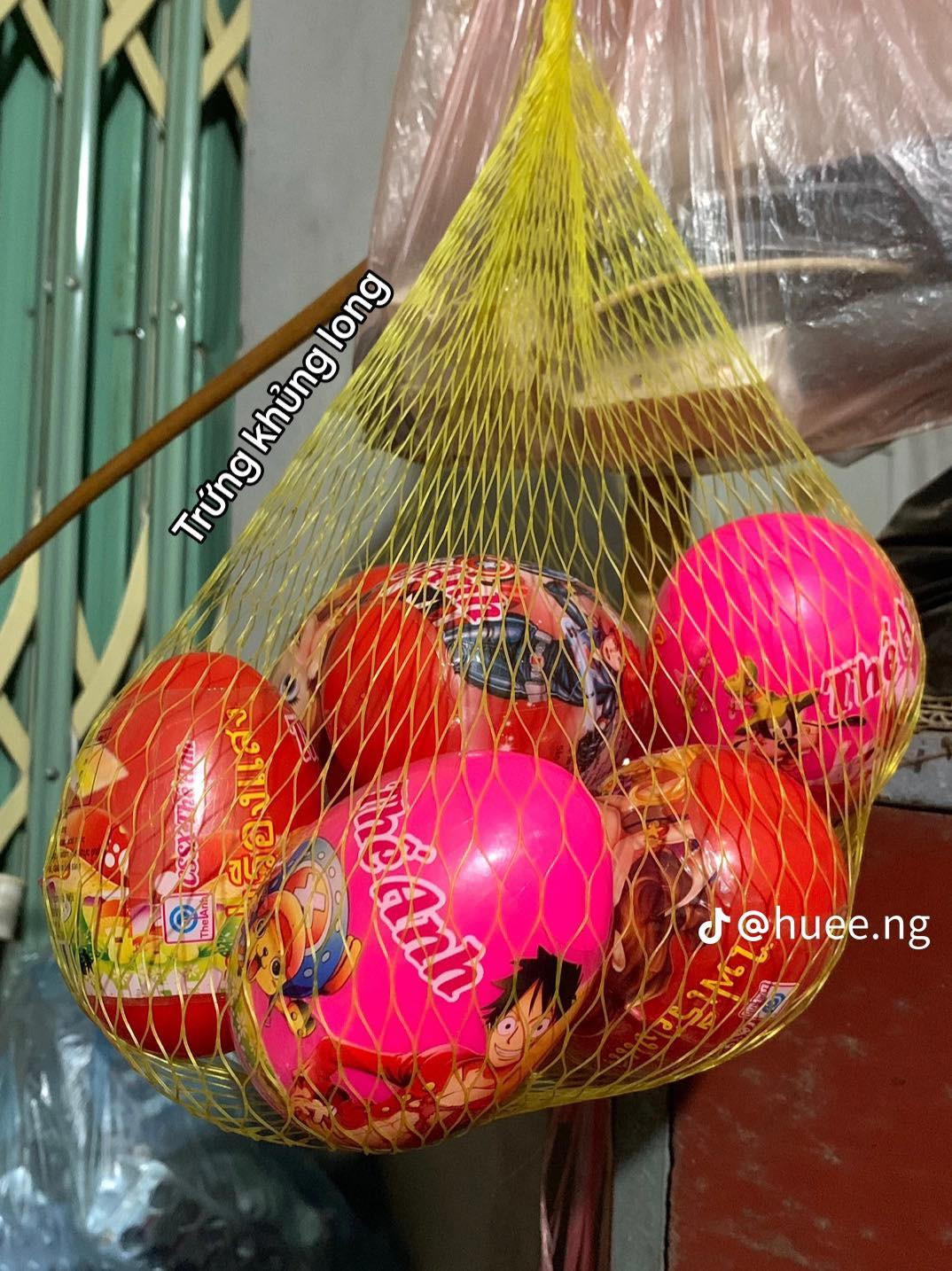 Theo cô gái, chiếc tủ bé xíu kia đã theo bà cô tận 20 năm. Hiện tại, bà không bán được nhiều vì đã lớn tuổi. Tuy nhiên, bà con cô bán vẫn ghé thăm để nói chuyện cùng.